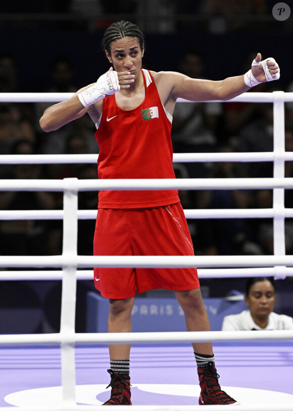 3 août 2024, Paris, Ile de France, France : 03 août 2024 : Le boxeur algérien IMANE KHELIF embrasse la foule après avoir battu la Hongroise LUCA ANNA HAMORI par décision unanime lors d'un match de quart de finale des poids welters aux Jeux olympiques de Paris 2024. (Crédit photo : © Mark Edward Harris/ZUMA Press Wire)