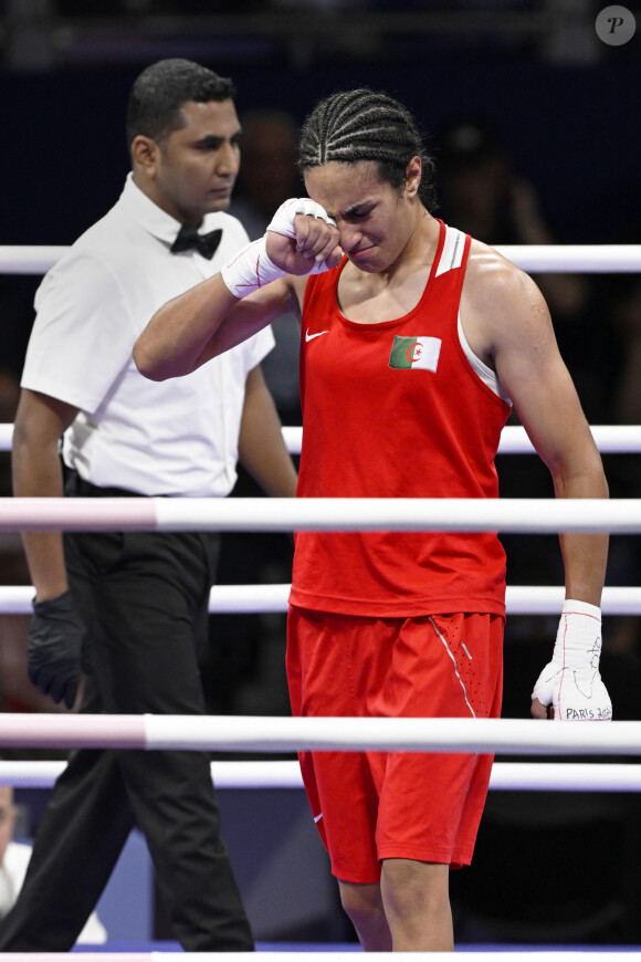 3 août 2024, Paris, Ile de France, France : 03 août 2024 : La boxeuse algérienne IMANE KHELIF verse une larme après avoir battu la Hongroise LUCA ANNA HAMORI par décision unanime lors d'un match de quart de finale des poids welters aux Jeux olympiques de Paris 2024. (Crédit photo : © Mark Edward Harris/ZUMA Press Wire)