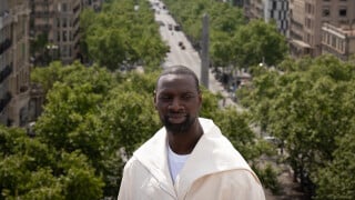 "Je vais acheter mon petit fromage..." : Omar Sy raconte à quoi ressemble sa vie dans le village provençal où il a une maison