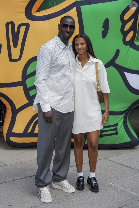 Omar Sy et sa fille Selly lors du défilé de mode Homme printemps-été 2023 Louis Vuitton dans la cour Carrée du Louvre à Paris, France, le 23 juin 2022. © Olivier Borde / Bestimage 