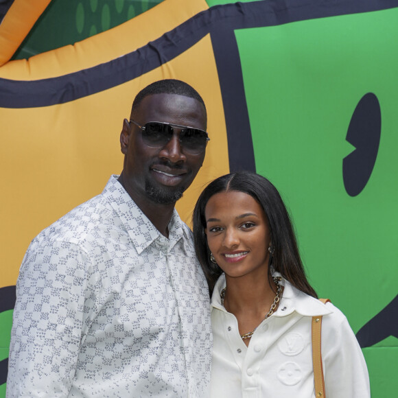 Omar Sy et sa fille Selly lors du défilé de mode Homme printemps-été 2023 Louis Vuitton dans la cour Carrée du Louvre à Paris, France, le 23 juin 2022. © Olivier Borde / Bestimage 