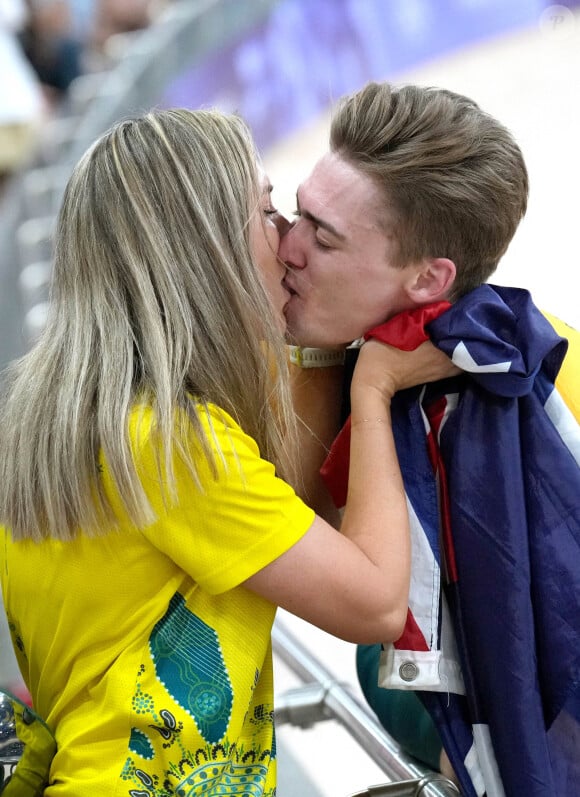 L'Australien Matthew Glaetzer embrasse sa femme après avoir remporté la finale de la vitesse par équipe masculine sur piste pour le bronze aux Jeux olympiques de Paris 2024 à Paris, en France, le 6 août 2024. Photo by Li Yibo/Xinhua/ABACAPRESS.COM