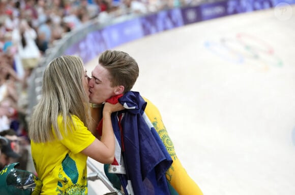 L'Australien Matthew Glaetzer embrasse sa femme après avoir remporté la finale de la vitesse par équipe masculine sur piste pour le bronze aux Jeux olympiques de Paris 2024 à Paris, en France, le 6 août 2024. Photo by Li Yibo/Xinhua/ABACAPRESS.COM