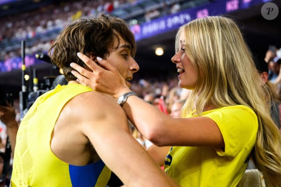 Armand Duplantis de Suède célèbre avec sa petite amie Desire Inglander après avoir franchi 6,25 et établi un nouveau record du monde dans la finale du saut à la perche d'athlétisme masculin lors de la 10e journée des Jeux Olympiques de Paris 2024, le 5 août 2024 à Paris, France. Photo par Vegard Grøtt/Bildbyran/SPUS/ABACAPRESS.COM