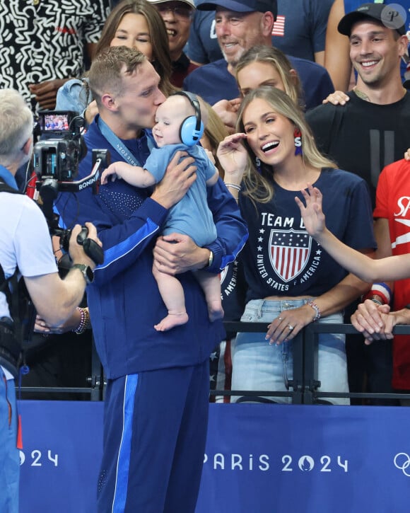 4 août 2024, Paris, Ile de France, France : Le nageur olympique américain Caeleb Dressel (USA), 27 ans, et sa femme Meghan, débordent de joie pendant la célébration après que lui et son équipe aient reçu des médailles d'argent dans la course de relais 4 x 100 mètres 4 nages pendant les Jeux Olympiques d'été de Paris 2024 à l'arène de Paris La Défense (Crédit photo : © David G. McIntyre/ZUMA Press Wire)