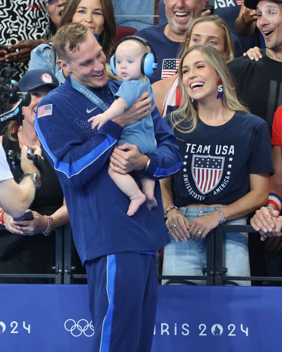 4 août 2024, Paris, Ile de France, France : Le nageur olympique américain Caeleb Dressel (USA), 27 ans, et sa femme Meghan, débordent de joie pendant la célébration après que lui et son équipe aient reçu des médailles d'argent dans la course de relais 4 x 100 mètres 4 nages pendant les Jeux Olympiques d'été de Paris 2024 à l'arène de Paris La Défense (Crédit photo : © David G. McIntyre/ZUMA Press Wire)