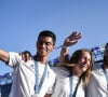 Thomas Chirault et Lisa Barbelin, les deux archers français avaient de leur côté mis dans le mille, côté coeur aussi.
Les archers français Baptiste Addis, Thomas Chirault, Lisa Barbelin et Jean-Charles Valladont posent avec leurs médailles alors que les fans accueillent les champions au Parc des Champions au Trocadéro, pendant les Jeux Olympiques de Paris 2024, le 5 août 2024. Photo par Firas Abdullah/ABACAPRESS.COM