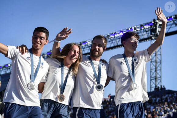 Thomas Chirault et Lisa Barbelin, les deux archers français avaient de leur côté mis dans le mille, côté coeur aussi.
Les archers français Baptiste Addis, Thomas Chirault, Lisa Barbelin et Jean-Charles Valladont posent avec leurs médailles alors que les fans accueillent les champions au Parc des Champions au Trocadéro, pendant les Jeux Olympiques de Paris 2024, le 5 août 2024. Photo par Firas Abdullah/ABACAPRESS.COM