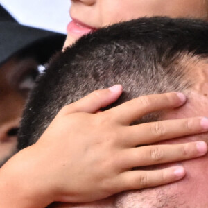 Novak Djokovic, Jelena Djokovic et leurs enfants célèbrent ensemble dans les tribunes après la médaille d'or remportée par Djokovic lors de la finale du simple messieurs contre Carlos Alcaraz pendant les Jeux olympiques d'été de Paris 2024 à Roland Garros, le 4 août 2024 à Paris, France. Photo par Laurent Zabulon/ABACAPRESS.COM