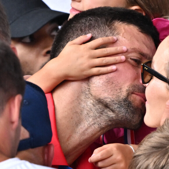 Novak Djokovic, Jelena Djokovic et leurs enfants célèbrent ensemble dans les tribunes après la médaille d'or remportée par Djokovic lors de la finale du simple messieurs contre Carlos Alcaraz pendant les Jeux olympiques d'été de Paris 2024 à Roland Garros, le 4 août 2024 à Paris, France. Photo par Laurent Zabulon/ABACAPRESS.COM