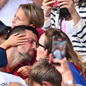 Novak Djokovic, Jelena Djokovic et leurs enfants célèbrent ensemble dans les tribunes après la médaille d'or remportée par Djokovic lors de la finale du simple messieurs contre Carlos Alcaraz pendant les Jeux olympiques d'été de Paris 2024 à Roland Garros, le 4 août 2024 à Paris, France. Photo par Laurent Zabulon/ABACAPRESS.COM