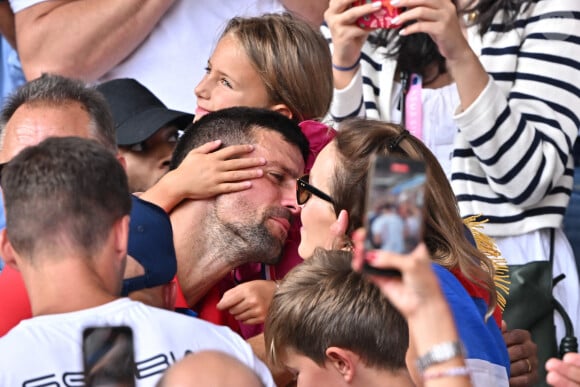 Novak Djokovic, Jelena Djokovic et leurs enfants célèbrent ensemble dans les tribunes après la médaille d'or remportée par Djokovic lors de la finale du simple messieurs contre Carlos Alcaraz pendant les Jeux olympiques d'été de Paris 2024 à Roland Garros, le 4 août 2024 à Paris, France. Photo par Laurent Zabulon/ABACAPRESS.COM