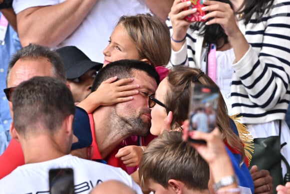 Novak Djokovic, Jelena Djokovic et leurs enfants célèbrent ensemble dans les tribunes après la médaille d'or remportée par Djokovic lors de la finale du simple messieurs contre Carlos Alcaraz pendant les Jeux olympiques d'été de Paris 2024 à Roland Garros, le 4 août 2024 à Paris, France. Photo par Laurent Zabulon/ABACAPRESS.COM