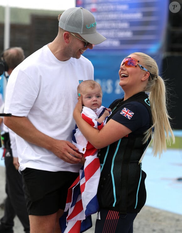 La Britannique Amber Rutter avec son fils Tommy et son mari James après avoir remporté une médaille d'argent en skeet féminin au Centre de tir de Châteauroux lors de la neuvième journée des Jeux Olympiques de Paris 2024 en France. Date de la photo : dimanche 4 août 2024