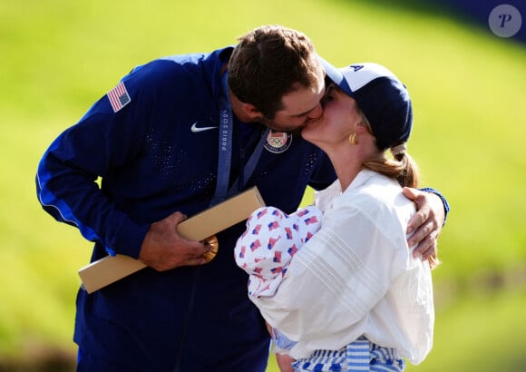 Meredith Scudder, épouse de Scottie Scheffler (à gauche), berce leur fils Bennett au Golf National lors de la neuvième journée des Jeux Olympiques de Paris 2024 en France. Date de la photo : dimanche 4 août 2024.