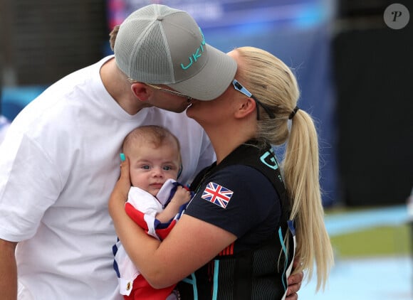 La Britannique Amber Rutter avec son fils Tommy et son mari James après avoir remporté une médaille d'argent en skeet féminin au centre de tir de Châteauroux lors de la neuvième journée des Jeux Olympiques de Paris 2024 en France. Date de la photo : dimanche 4 août 2024.