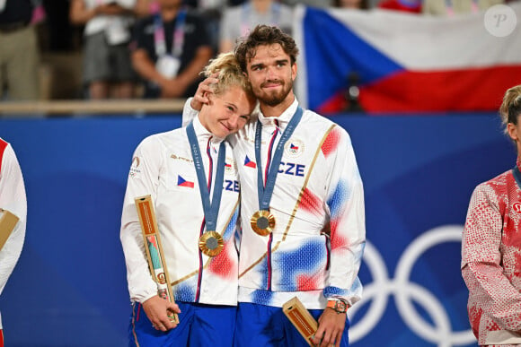 Katerina Siniakova (CZE) et Tomas Machac (CZE) remportent la finale du mixie et obtiennent la médaille d'or au tennis des Jeux olympiques de 2024 à Roland-Garros à Paris, FRANCE, le 2 août 2024. Photo par Corinne Dubreuil/ABACAPRESS.COM