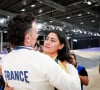 L'Australienne Saya et le Français Romain Mahieu roulent dans la même direction avec leurs BMX...La médaillée d'or Saya Sakakibara de l'équipe d'Australie et son petit ami Romain Mahieu de l'équipe de France, médaillé de bronze, s'étreignent après les finales des courses cyclistes BMX masculines et féminines lors des Jeux Olympiques de Paris 2024 à Saint-Quentin-en-Yvelines, en France, le 2 août 2024. Photo par Julien Poupart/ABACAPRESS.COM