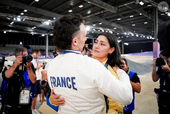 L'Australienne Saya et le Français Romain Mahieu roulent dans la même direction avec leurs BMX...La médaillée d'or Saya Sakakibara de l'équipe d'Australie et son petit ami Romain Mahieu de l'équipe de France, médaillé de bronze, s'étreignent après les finales des courses cyclistes BMX masculines et féminines lors des Jeux Olympiques de Paris 2024 à Saint-Quentin-en-Yvelines, en France, le 2 août 2024. Photo par Julien Poupart/ABACAPRESS.COM