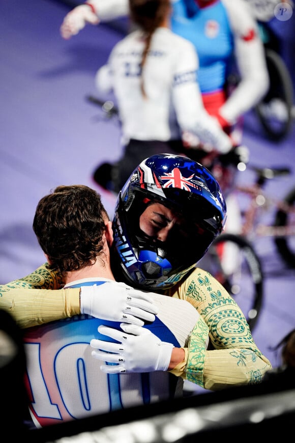 La médaillée d'or Saya Sakakibara de l'équipe d'Australie et son petit ami Romain Mahieu de l'équipe de France, médaillé de bronze, s'étreignent après les finales des courses cyclistes BMX masculines et féminines lors des Jeux Olympiques de Paris 2024 à Saint-Quentin-en-Yvelines, en France, le 2 août 2024. Photo par Julien Poupart/ABACAPRESS.COM