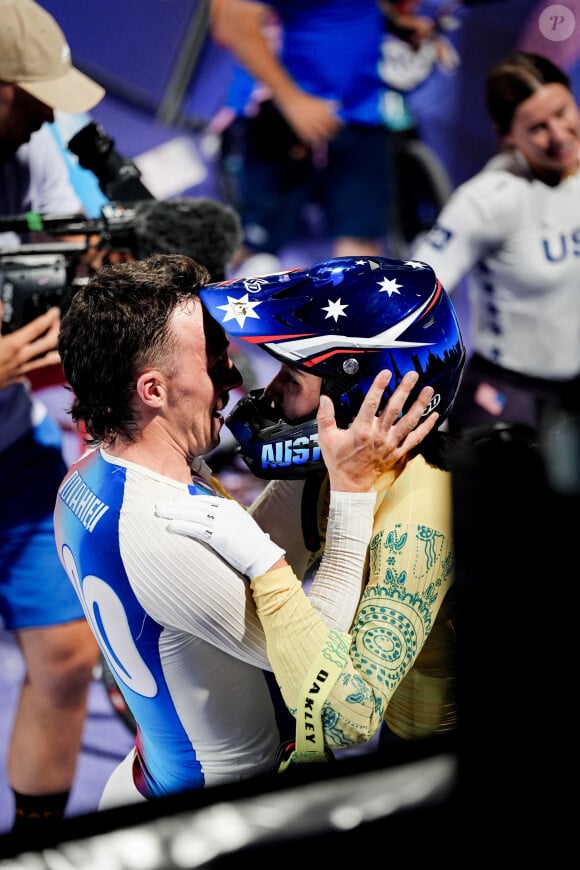 La médaillée d'or Saya Sakakibara de l'équipe d'Australie et son petit ami Romain Mahieu de l'équipe de France, médaillé de bronze, s'étreignent après les finales des courses cyclistes BMX masculines et féminines lors des Jeux Olympiques de Paris 2024 à Saint-Quentin-en-Yvelines, en France, le 2 août 2024. Photo par Julien Poupart/ABACAPRESS.COM