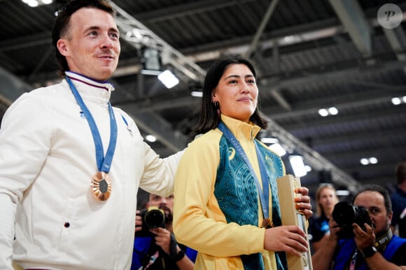 La médaillée d'or Saya Sakakibara de l'équipe d'Australie et son petit ami Romain MAHIEU de l'équipe de France, médaillé de bronze, s'étreignent après les finales des courses cyclistes BMX masculines et féminines lors des Jeux Olympiques de Paris 2024 à Saint-Quentin-en-Yvelines, en France, le 2 août 2024. Photo par Julien Poupart/ABACAPRESS.COM