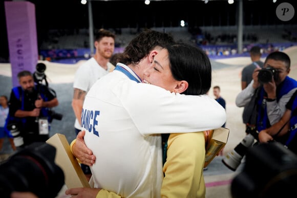 La médaillée d'or Saya Sakakibara de l'équipe d'Australie et son petit ami Romain MAHIEU de l'équipe de France, médaillé de bronze, s'étreignent après les finales des courses cyclistes BMX masculines et féminines lors des Jeux Olympiques de Paris 2024 à Saint-Quentin-en-Yvelines, en France, le 2 août 2024. Photo par Julien Poupart/ABACAPRESS.COM