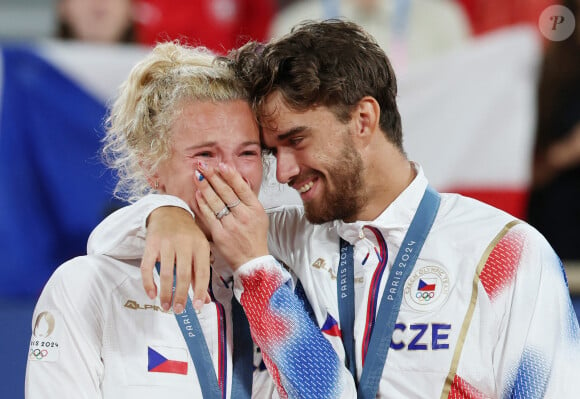 Les médaillés d'or Katerina Siniakova/Tomas Machac de la République tchèque assistent à la cérémonie de victoire du double mixte de tennis aux Jeux olympiques de Paris 2024 à Paris, France, le 2 août 2024. Photo par Gao Jing/Xinhua/ABACAPRESS.COM