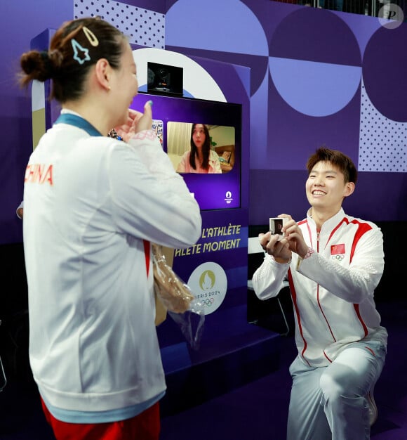 Enfin, parmi les sept demandes en mariage de ces JO, celle des deux joueurs de badminton Liu Yuchen à Huang Yaqiong a ému la Chine !
Le joueur de badminton chinois Liu Yuchen (à droite) fait une demande en mariage à la médaillée d'or Huang Yaqiong après le match pour la médaille d'or du double mixte de badminton entre Zheng Siwei/Huang Yaqiong de Chine et Kim Won Ho/Jeong Na Eun de Corée du Sud aux Jeux Olympiques de Paris 2024 à Paris, France, le 2 août 2024. Photo par Ren Zhenglai/Xinhua/ABACAPRESS.COM