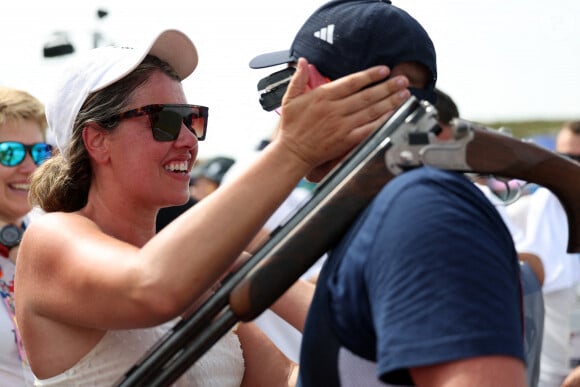 Le Britannique Nathan Hales et sa femme Charlotte Kerwood après avoir remporté l'or dans la finale masculine du ball-trap au centre de tir de Châteauroux lors de la quatrième journée des Jeux Olympiques de Paris 2024 en France. Date de la photo : mardi 30 juillet 2024.