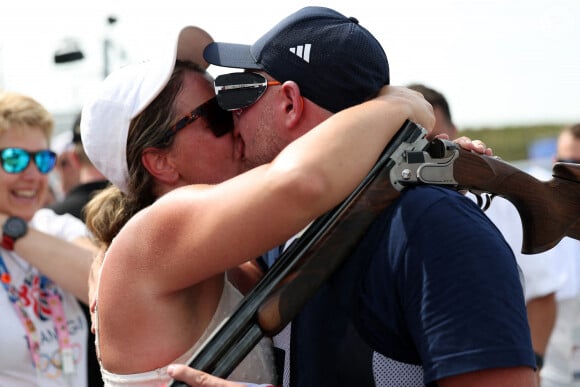 Le Britannique Nathan Hales et sa femme Charlotte Kerwood après avoir remporté l'or dans la finale masculine du ball-trap au centre de tir de Châteauroux lors de la quatrième journée des Jeux Olympiques de Paris 2024 en France. Date de la photo : mardi 30 juillet 2024.