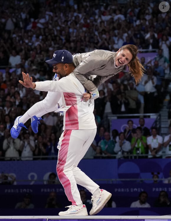 Manon Apithy-Brunet (en haut) de la France célèbre après le combat individuel pour la médaille d'or du sabre féminin aux Jeux olympiques de Paris 2024 à Paris, France, le 29 juillet 2024. Photo by Fei Maohua/Xinhua/ABACAPRESS.COM