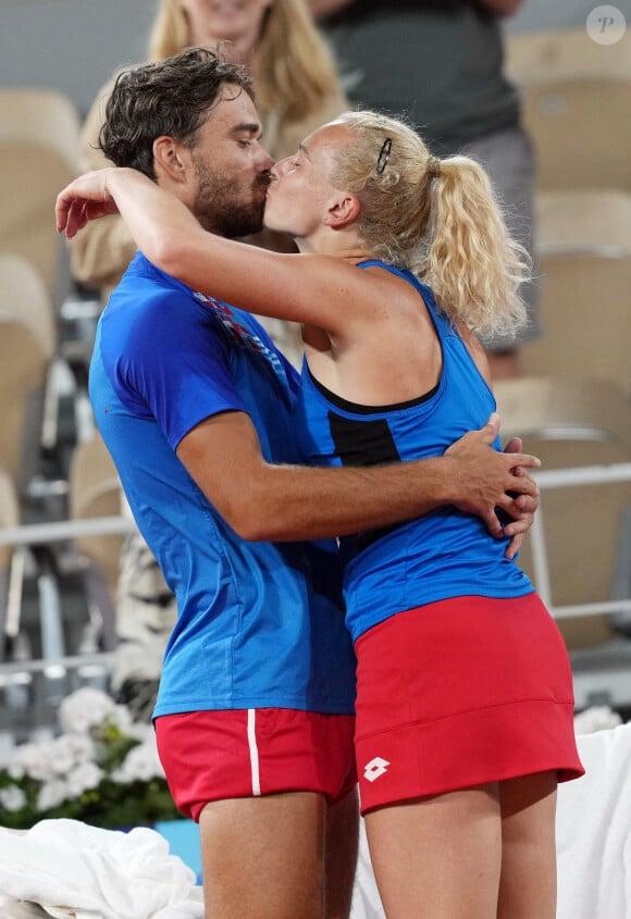 Katerina Siniakova (R)/Tomas Machac de la République tchèque célèbrent après le match de la médaille d'or du double mixte de tennis entre Wang Xinyu/Zhang Zhizhen de la Chine et Katerina Siniakova/Tomas Machac de la République tchèque aux Jeux Olympiques de Paris 2024 à Paris, France, le 2 août 2024. Photo par Wan Xiang/Xinhua/ABACAPRESS.COM