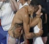 Florent Manaudou a à peine eu le temps de reprendre sa respiration avant d'aller embrasser Lola.Florent Manaudou de l'équipe de France avec sa petite amie Lola Dumenil après avoir remporté le bronze de la finale du 50m nage libre masculin lors de la septième journée des Jeux Olympiques d'été de Paris à l'Arena de Paris La Défense à Paris, France, le 2 août 2024. Photo par Alain Guizard/ABACAPRESS.COM