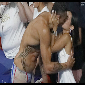 Florent Manaudou a à peine eu le temps de reprendre sa respiration avant d'aller embrasser Lola.Florent Manaudou de l'équipe de France avec sa petite amie Lola Dumenil après avoir remporté le bronze de la finale du 50m nage libre masculin lors de la septième journée des Jeux Olympiques d'été de Paris à l'Arena de Paris La Défense à Paris, France, le 2 août 2024. Photo par Alain Guizard/ABACAPRESS.COM