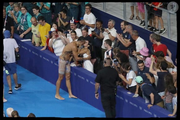 Florent Manaudou de l'équipe de France avec sa petite amie Lola Dumenil après avoir remporté le bronze de la finale du 50m nage libre masculin lors de la septième journée des Jeux Olympiques d'été de Paris à l'Arena de Paris La Défense à Paris, France, le 2 août 2024. Photo par Alain Guizard/ABACAPRESS.COM