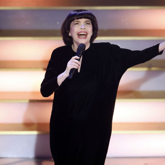 La chanteuse explique : "Une seule chose m'a gênée, voire dérangée, c'est cette évocation de la Cène... Je ne crois pas à l'allusion à la mythologie gréco-romaine".
Mireille Mathieu dans l'émission télévisée ARD "La Fête de l'Avent aux 100 000 lumières" au Centre des Congrès de Suhl, Allemagne, le 2 décembre 2023. © Action Press/Bestimage