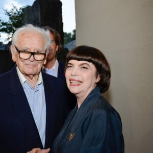 Mireille Mathieu et Pierre Cardin (propriétaire du château) - Concert de Mireille Mathieu au château du Marquis de Sade dans le cadre du festival de Lacoste dans le Vaucluse le 26 juillet 2019.