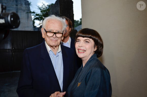 Mireille Mathieu et Pierre Cardin (propriétaire du château) - Concert de Mireille Mathieu au château du Marquis de Sade dans le cadre du festival de Lacoste dans le Vaucluse le 26 juillet 2019.