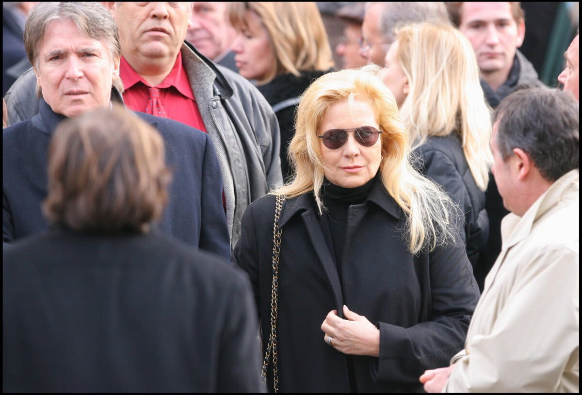 Photo Sylvie Vartan et Tony Scotti lors des obsèques du chanteur Carlos en l