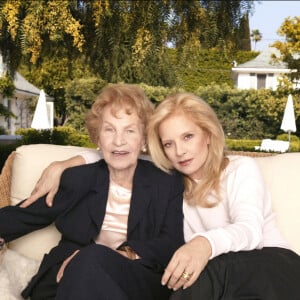 La chanteuse française Sylvie Vartan et sa mère Illona lors de l'enregistrement de l'émission de Drucker "Vivement Dimanche" à Los Angeles le 12 mars 2004. Photo de Jadran Lazic/ABACA.