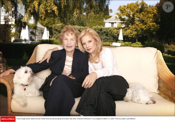 La chanteuse française Sylvie Vartan et sa mère Illona lors de l'enregistrement de l'émission de Drucker "Vivement Dimanche" à Los Angeles le 12 mars 2004. Photo de Jadran Lazic/ABACA.