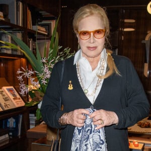 Alors qu'elle fête ce jeudi ses 80 ans...
Sylvie Vartan assiste à l'ouverture du salon de coiffure de Christophe-Nicolas Biot à l'hôtel Lutetia à Paris, France. Photo par Aurore Marechal/ABACAPRESS.COM