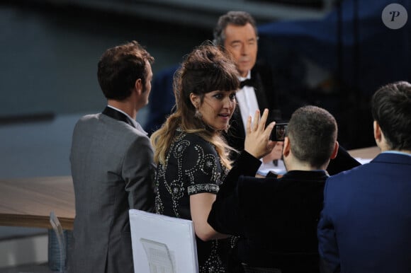 Avant de chapeauter les JO de Paris 2024, Daphné Bürki a fait ses armes au Grand Journal, avec Michel Denisot.
Daphné Bürki et Michel Denisot dans l'émission Le Grand Journal de Canal+ lors du 66e Festival de Cannes, le 15 mai 2013. Alban Wyters/ABACAPRESS.COM