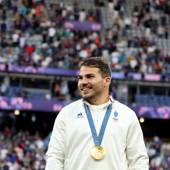 Finalement, le CNOSF lui a préféré Antoine Dupont afin qu'un sport collectif soit représenté
Antoine Dupont - Podium - La France remporte la finale en Rugby à 7 après sa victoire face à Fidji (et sa première médaille d'or) lors des Jeux Olympiques (JO) de Paris 2024 au Stade de France à Saint-Denis, Seine Saint-Denis, France, le 27 juillet 2024. © Jacovides-Perusseau/Bestimage 