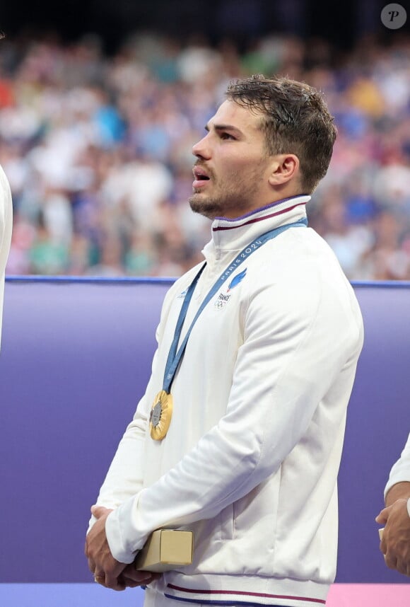 Antoine Dupont - Podium - La France remporte la finale en Rugby à 7 après sa victoire face à Fidji (et sa première médaille d'or) lors des Jeux Olympiques (JO) de Paris 2024 au Stade de France à Saint-Denis, Seine Saint-Denis, France, le 27 juillet 2024. © Jacovides-Perusseau/Bestimage 