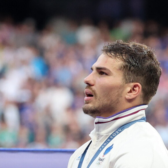 Antoine Dupont - Podium - La France remporte la finale en Rugby à 7 après sa victoire face à Fidji (et sa première médaille d'or) lors des Jeux Olympiques (JO) de Paris 2024 au Stade de France à Saint-Denis, Seine Saint-Denis, France, le 27 juillet 2024. © Jacovides-Perusseau/Bestimage 