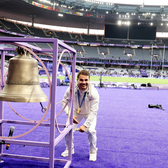 Antoine Dupont - Podium - La France remporte la finale en Rugby à 7 après sa victoire face à Fidji (et sa première médaille d'or) lors des Jeux Olympiques (JO) de Paris 2024 au Stade de France à Saint-Denis, Seine Saint-Denis, France, le 27 juillet 2024. © Jacovides-Perusseau/Bestimage 