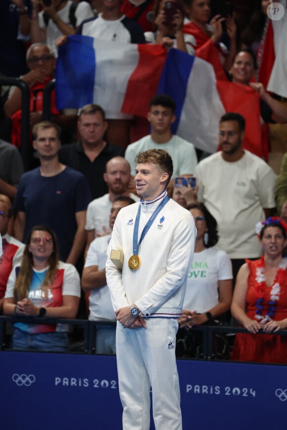 Léon Marchand lors de la cérémonie de remise des médailles du 200 mètres quatre nages individuel masculin pendant les Jeux olympiques Paris 2024 le 2 août 2024. © David G. McIntyre/ZUMA Press Wire / Bestimage 