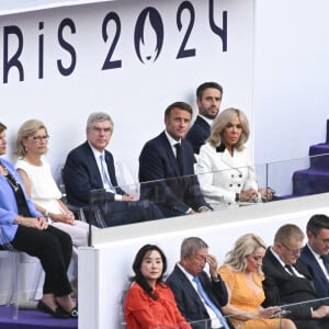 Thomas Bach, Président du Comité international olympique, le president Emmanuel Macron, Brigitte Macron, Tony Estanguet, président de Paris 2024, Anne Hidalgo, maire de Paris, le premier ministre Gabriel Attal, Amélie Oudéa-Castéra, ministre des sports lors de la cérémonie de clôture des Jeux Olympiques de Paris 2024 au stade de France à Saint-Denis, le 11 août 2024. 270 artistes, 8200 athlètes et accompagnants issus de 205 délégations se succèdent dans le stade, devant 72.0000 spectateurs, avec la cycliste française P.Ferrand-Prévot et le joueur de rugby français, A.Dupont comme porte-drapeau pour la France. Comme pour la cérémonie d'ouverture, la direction artistique de cet événement est signée, T.Jolly. Au programme de cette soirée, cérémonie des médailles, discours et extinction de la flamme olympique, le show artistique baptisé " Records ", les groupes Air et Phoenix pour la partie musicale tandis que l'acteur américain T.Cruise participe à cet événement. K.Bass, maire de Los Angeles, reçoit le drapeau olympique des mains de la maire de Paris, A.Hidalgo, quatre ans avant les prochains Jeux Olympiques d'été dans la cité des anges. © Michael Baucher / Panoramic / Bestimage 